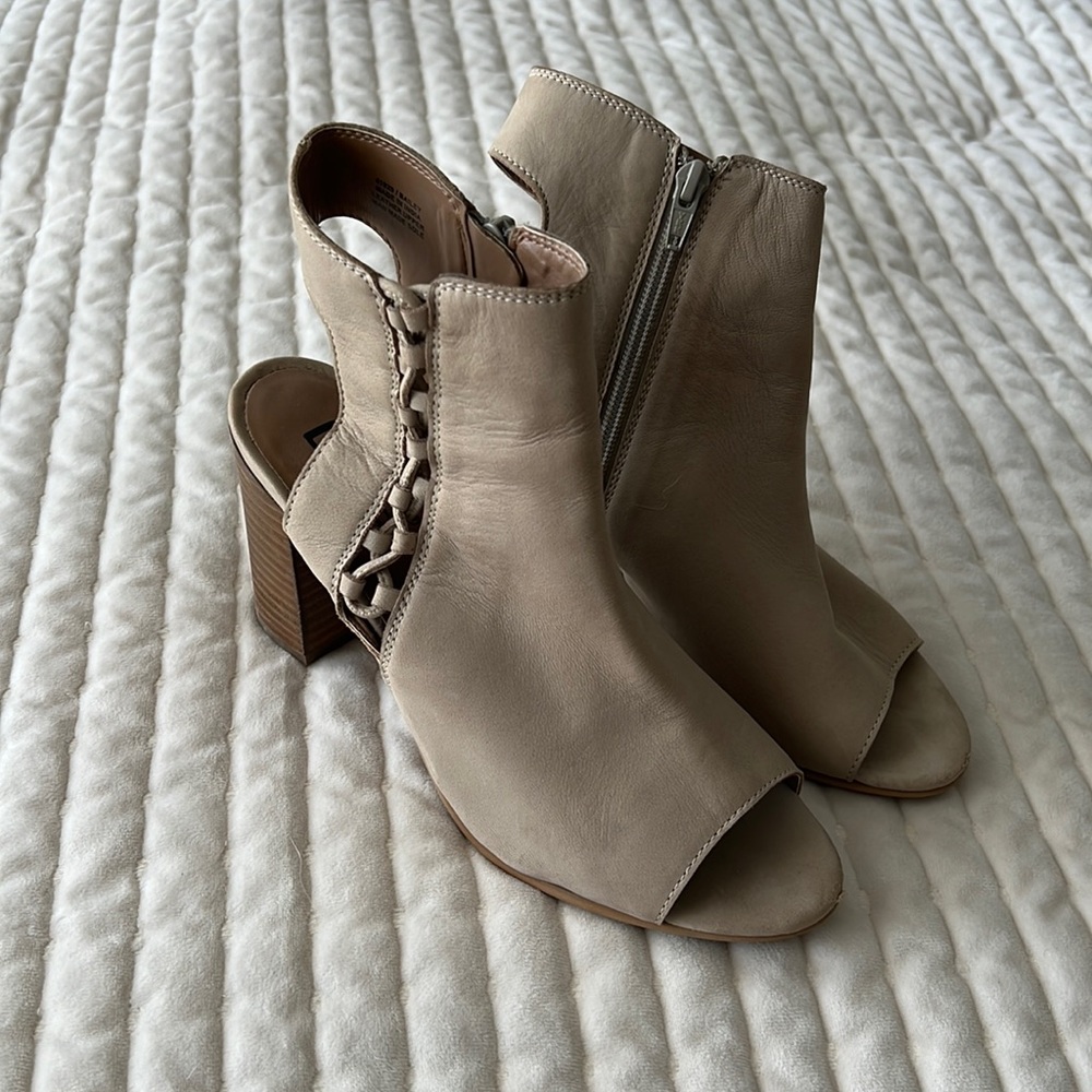 Size 9 Light Brown Diba Booties (036)